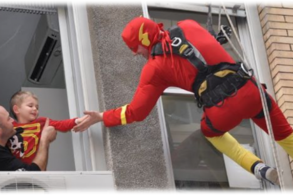 supereroe-acrobatico-con-bambino supereroe-acrobatico-con-bambino