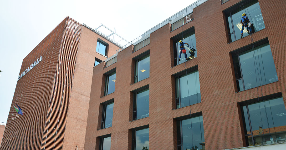 come pulire i vetri di un edificio