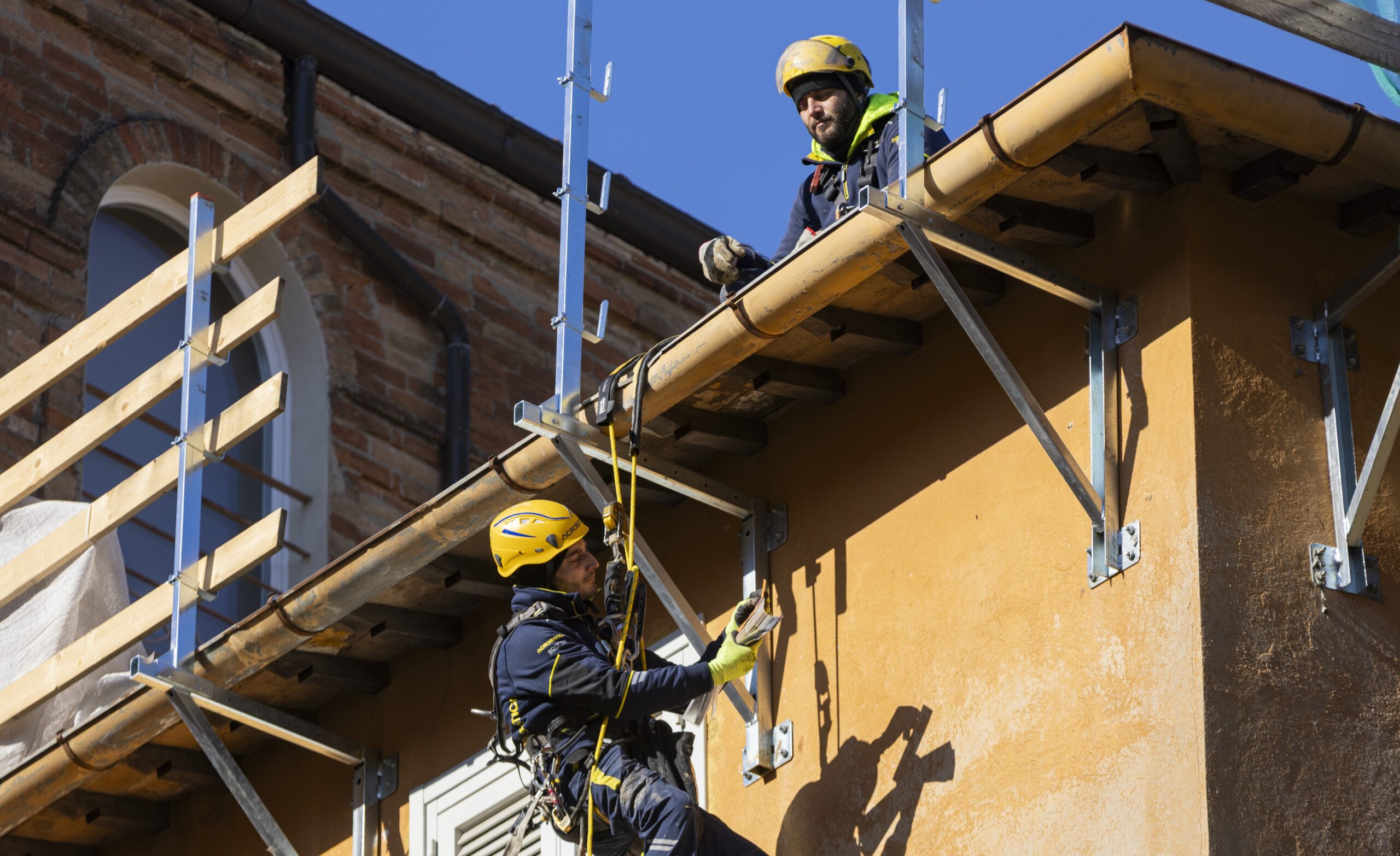 ristrutturazione casa con operai Acrobatica