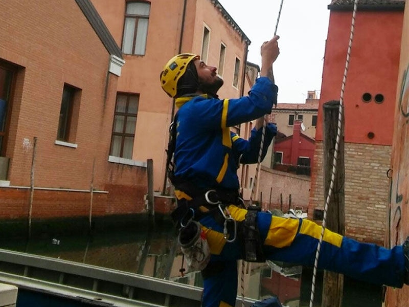 I 7 buoni motivi per scegliere la tecnica su fune in ambito condominiale
