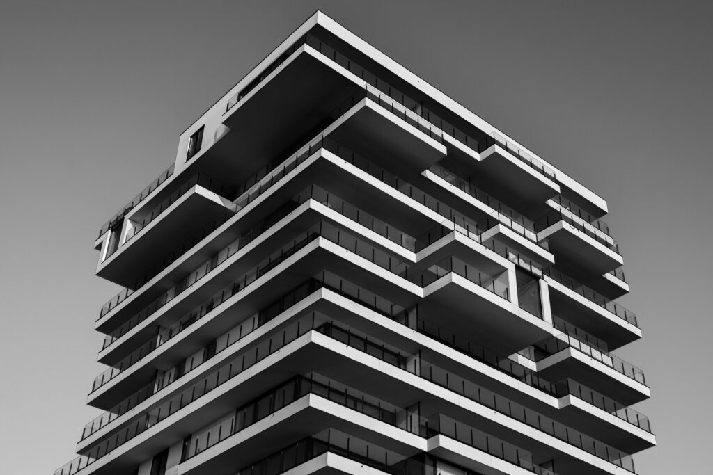 balconi di un condominio, foto in b/n