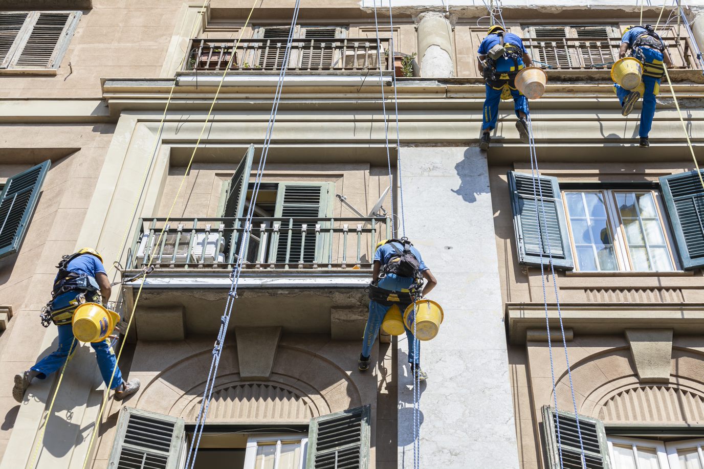 Ripristino di facciata su condominio in via Roma, Palermo