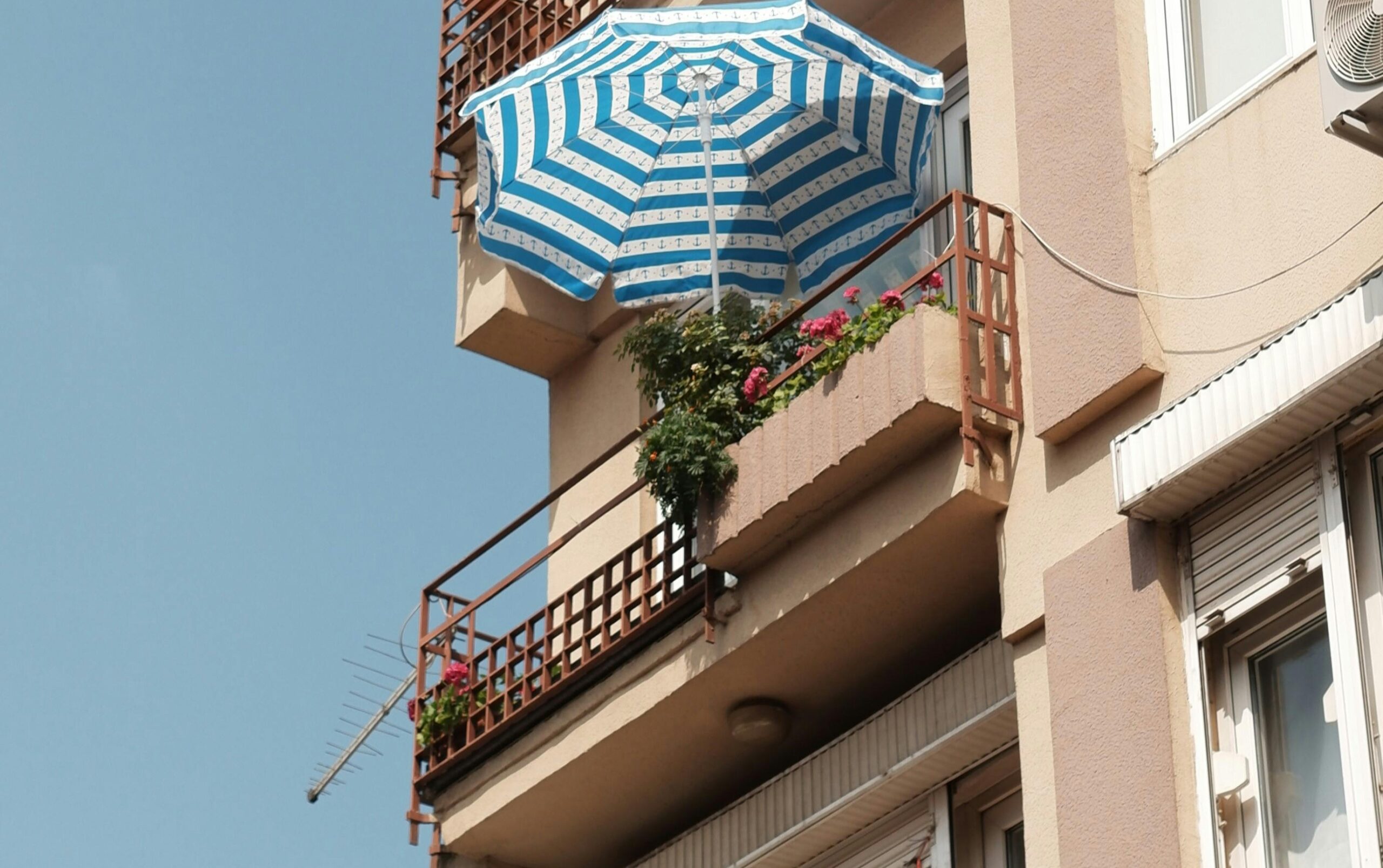balcone con ringhiera di un condominio