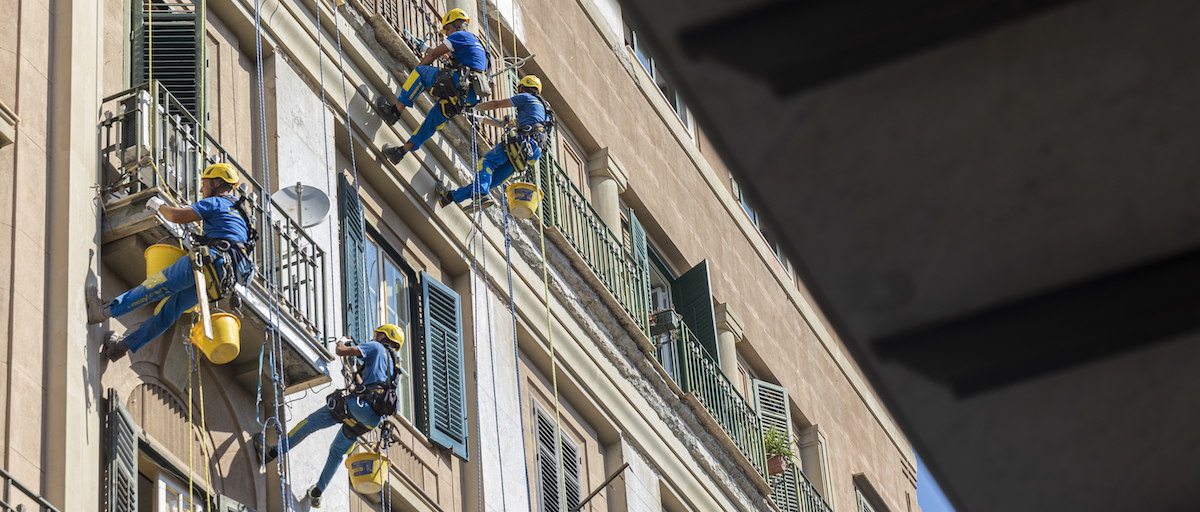 muratori di Ediliziacrobatica che ristrutturano i balconi