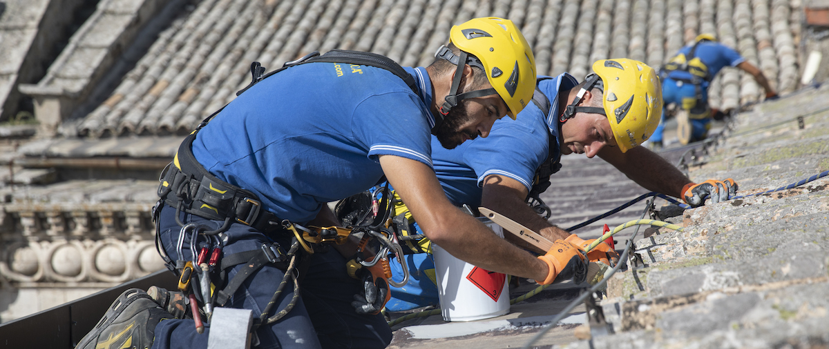 Muratori su un solaio durante un lavoro di sfondellamento