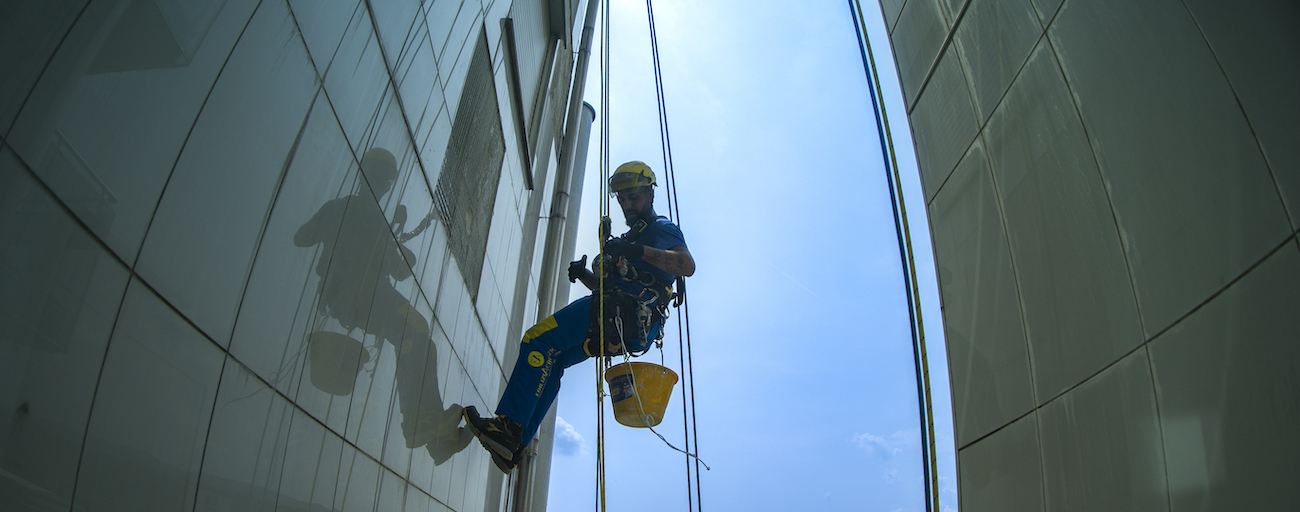 Operaio di EdiliziAcrobatica a Novara, Kerakoll, durante l'utilizzo della tecnica su fune. Foto di repertorio esplicativa.