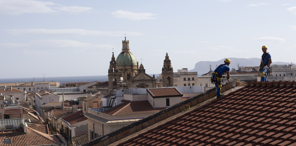 Palermo, Teatro Massimo. Gruppo di operai durante il rifacimento del cappotto dell'edificio.