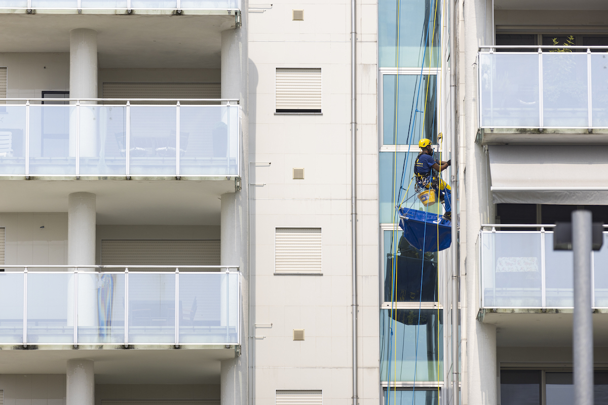 Foto di un operaio di Ediliziacrobatica durante una ristrutturazione a Novara