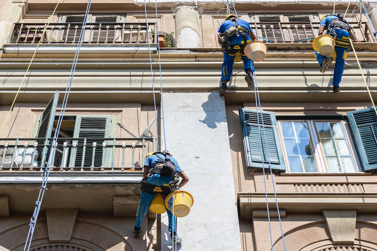 Operai di Acrobatica dopo la cola edilizia e l’avvio dei lavori di manutenzione straordinaria o di ristrutturazione