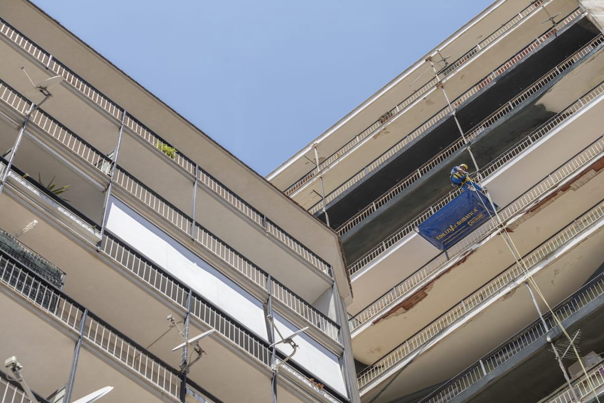 Bonus Baconi 2023. Operaio di acrobatica intento nella ristrutturazione su fune.
