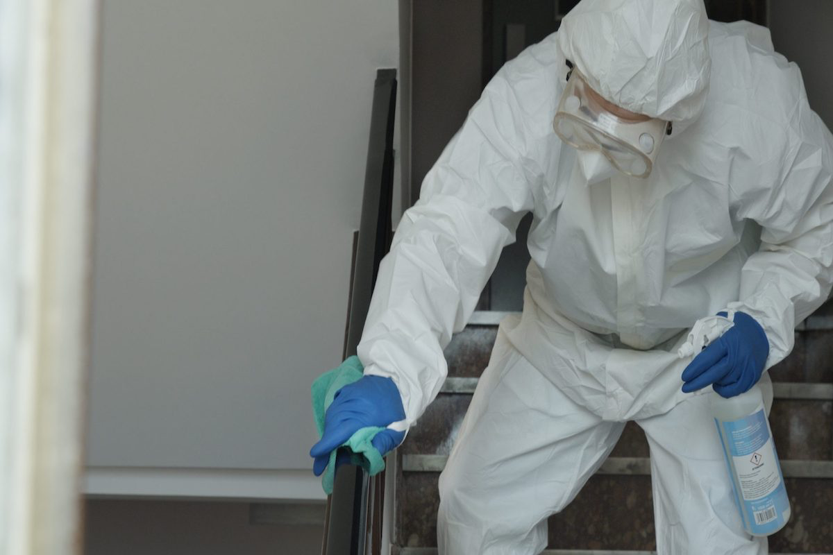 Sanificazione negozi obbligatoria quando vi è il sospetto di contagio da virus come il Coronavirus o altri. Esempio di operaio EA durante questa tipologia di lavoro.