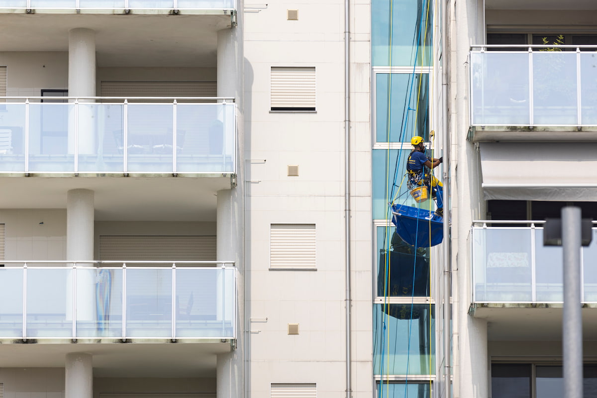 Immagine di condominio con operaio Acrobatica su fune