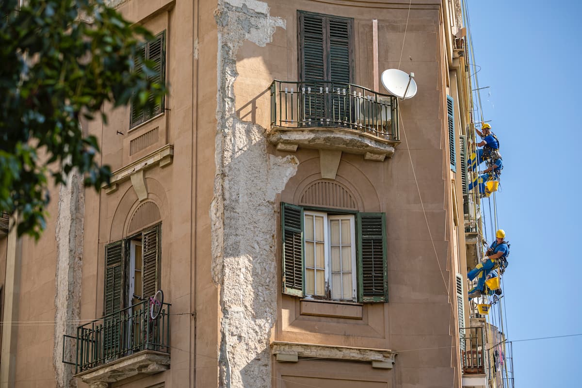 Operaio Acrobatica. Esempio di infiltrazioni balcone aggettante o incassato