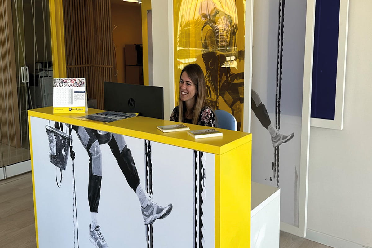 Segretaria dopo ristrutturazione ufficio, immagine a scopo illustrativo. Info Point di Acrobatica.