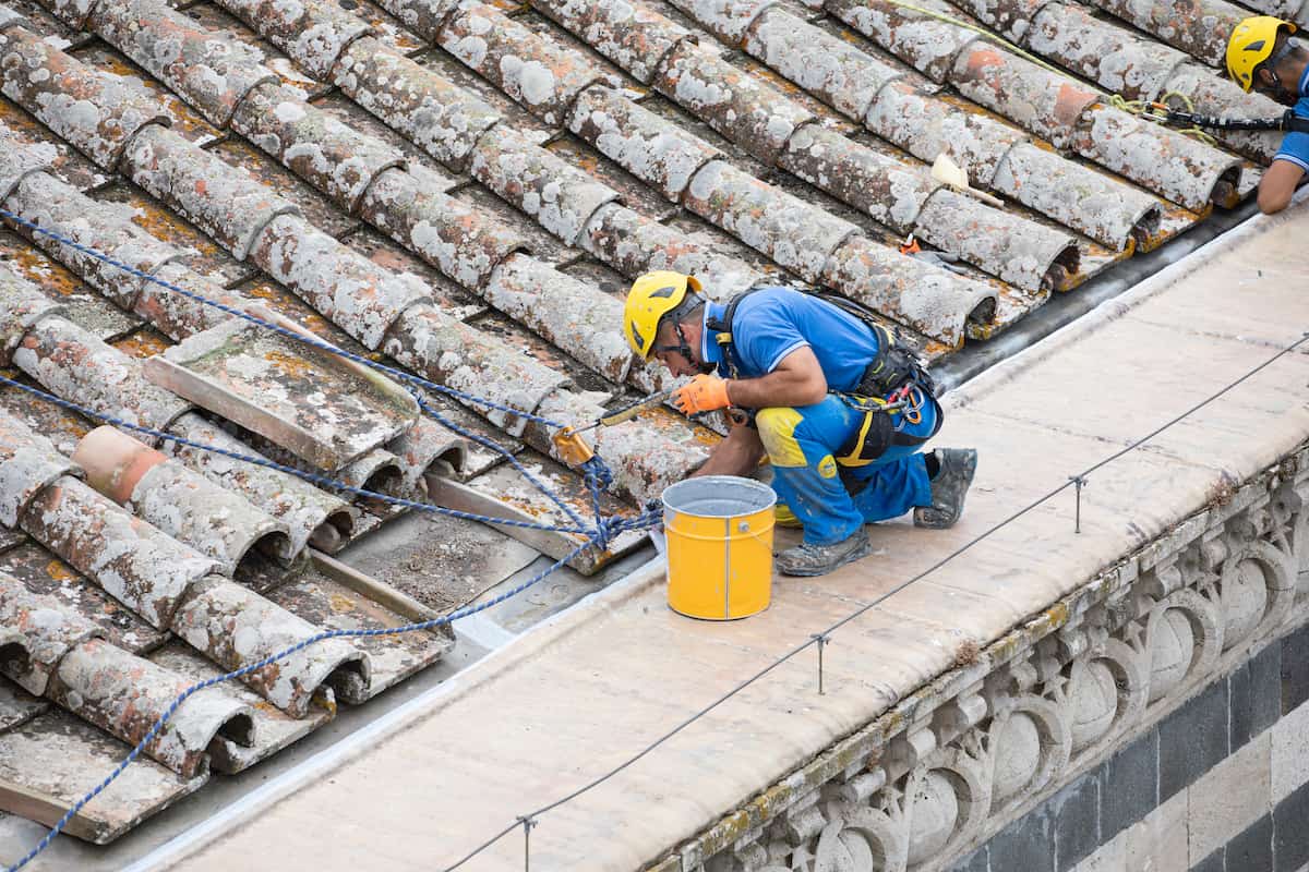 Coibentazione del tetto da parte di due operai di Acrobatica