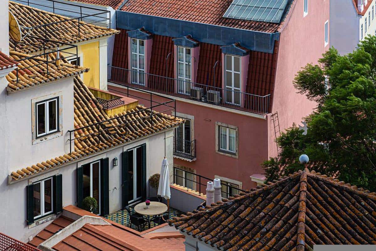 Campo medio di diversi palazzi con infissi e finestre nuovi