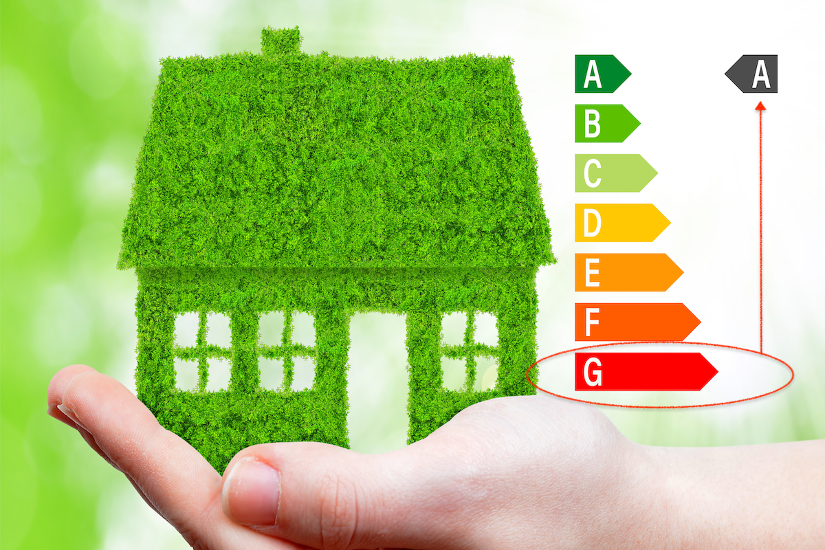 illustrazione classe energetica casa G con freccia che sale verso A.