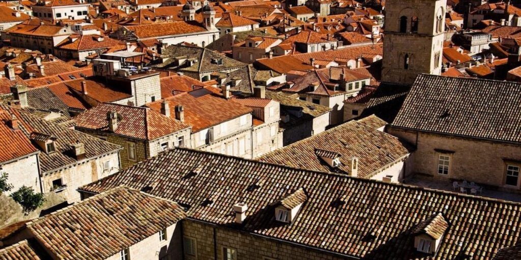 Rifacimento tetto senza ponteggi, vista panoramica di tetti ristrutturati con tecniche innovative senza uso di impalcature