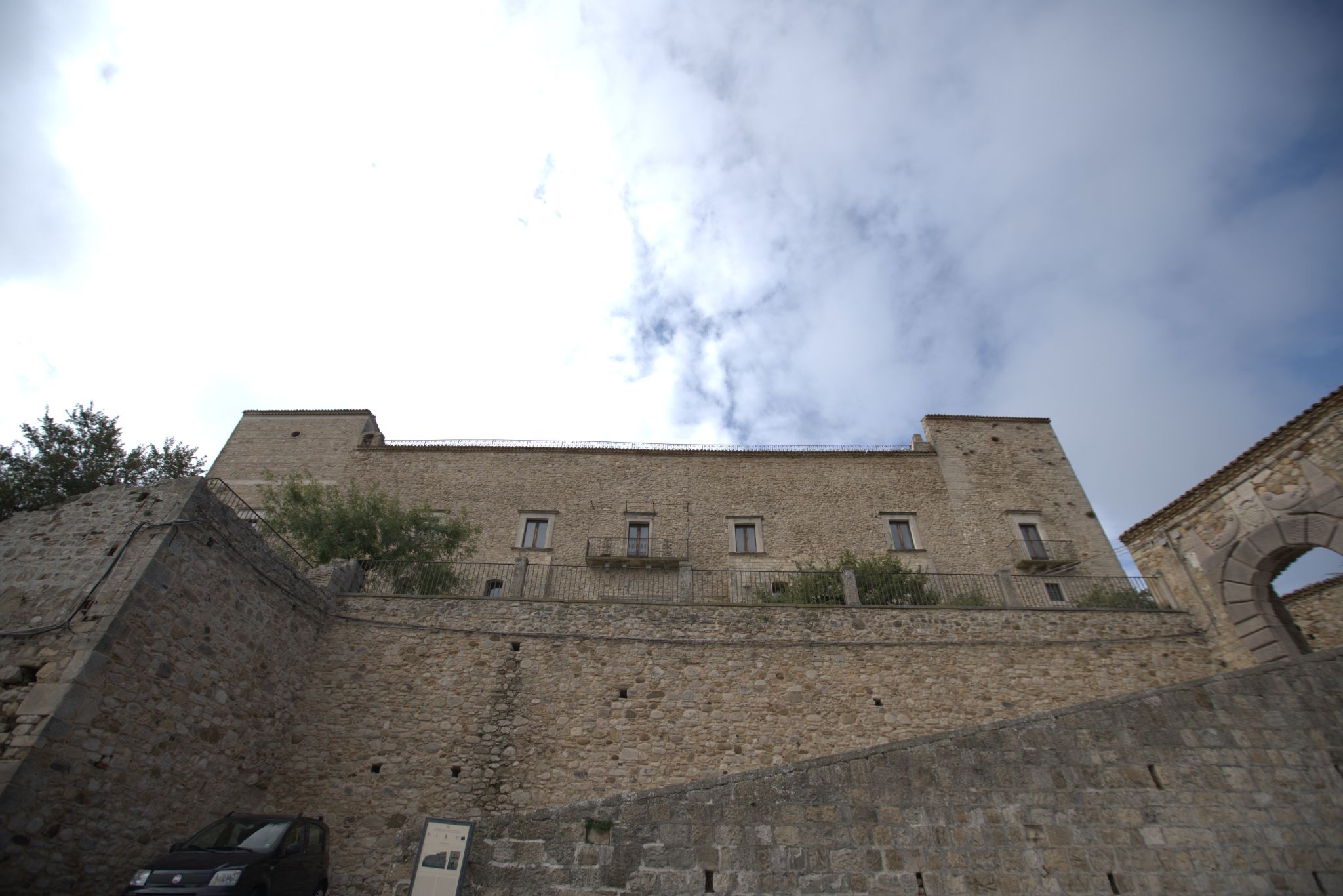 Restauro ad alta quota: Acrobatica al Castello Imperiale di Sant'Agata di Puglia