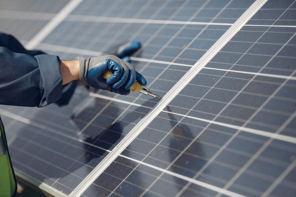 Pannelli fotovoltaici di ultima generazione durante la loro installazione