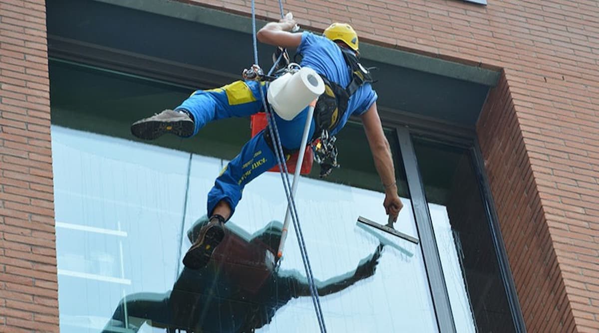 pulizia della condensa su vetri e infissi con Acrobatica
