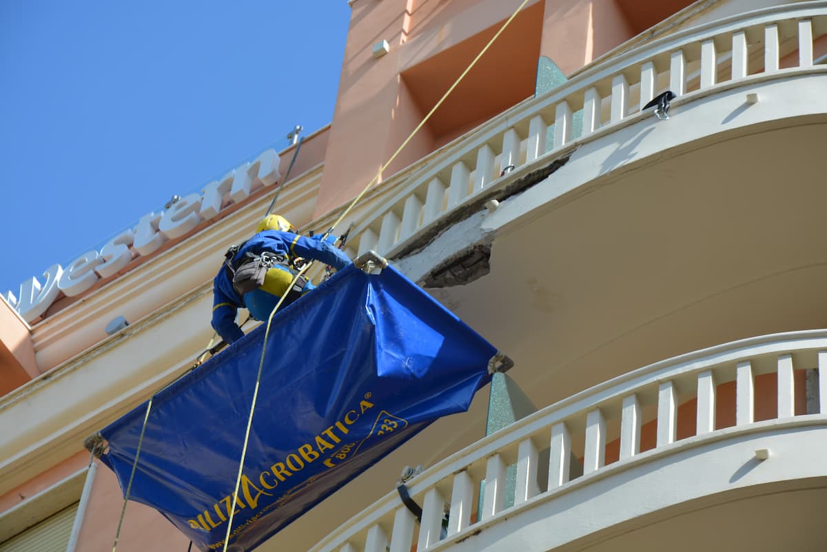 metodi di impermeabilizzazione balcone senza rimozione delle piastrelle. Foto di un operaio di spalle.