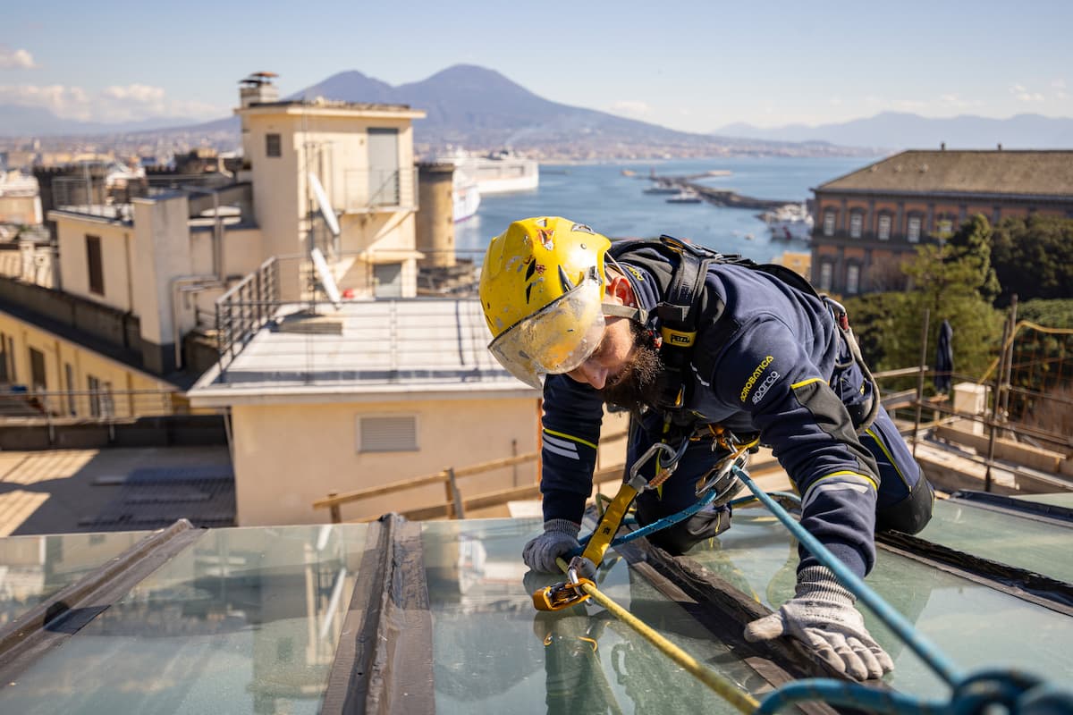 operaio Acrobatica a Napoli su fune