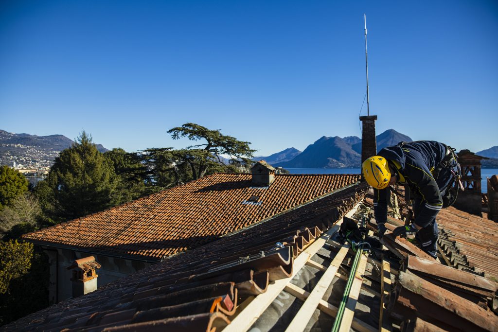 Operaio Acrobatica durante insuflaggio sottotetto