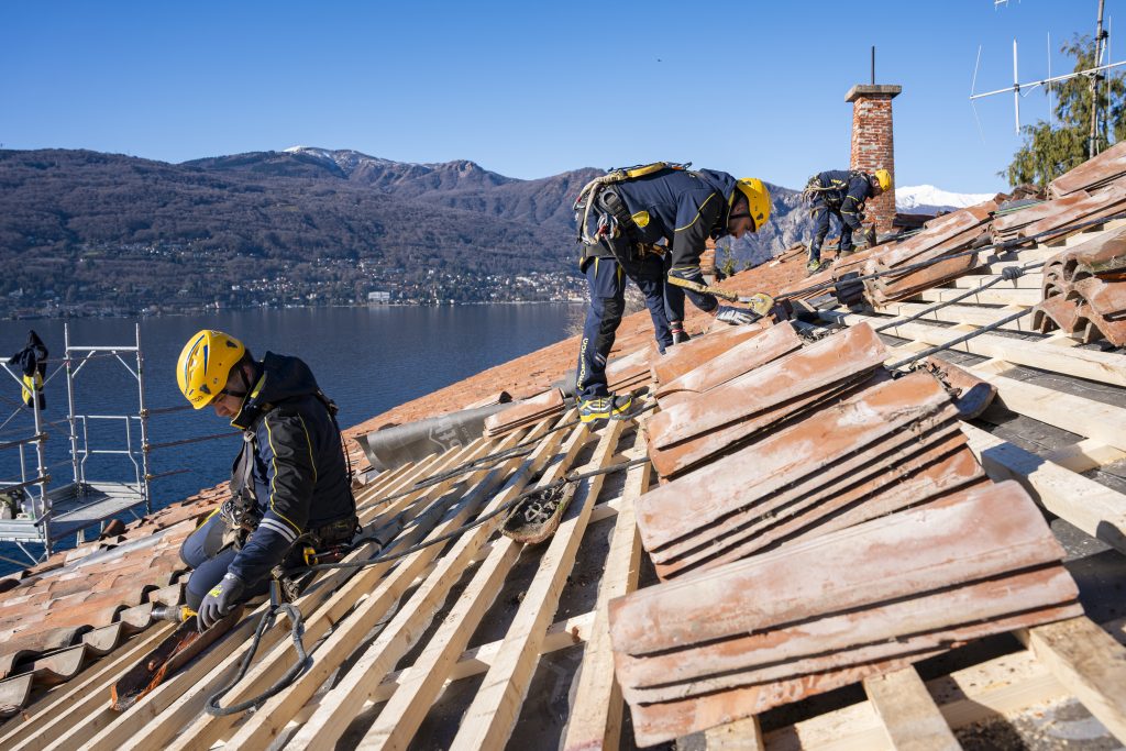 Operai acrobatica durante un'operazione di insufflaggio all'isola bella