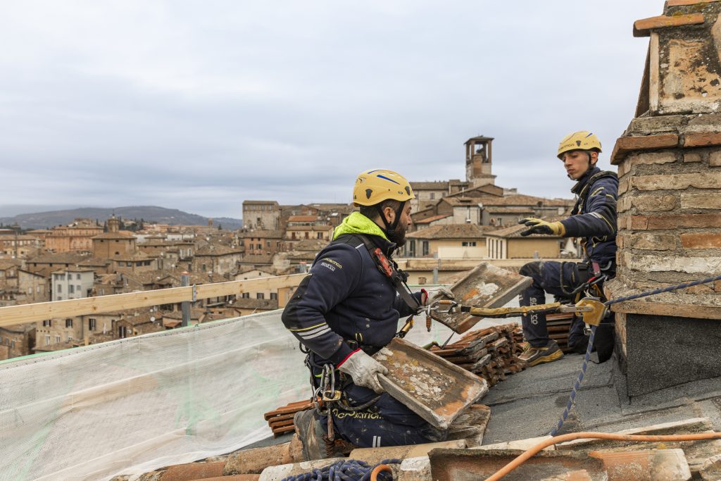 Acrobatica esempio di insufflaggio. Operai su tetto