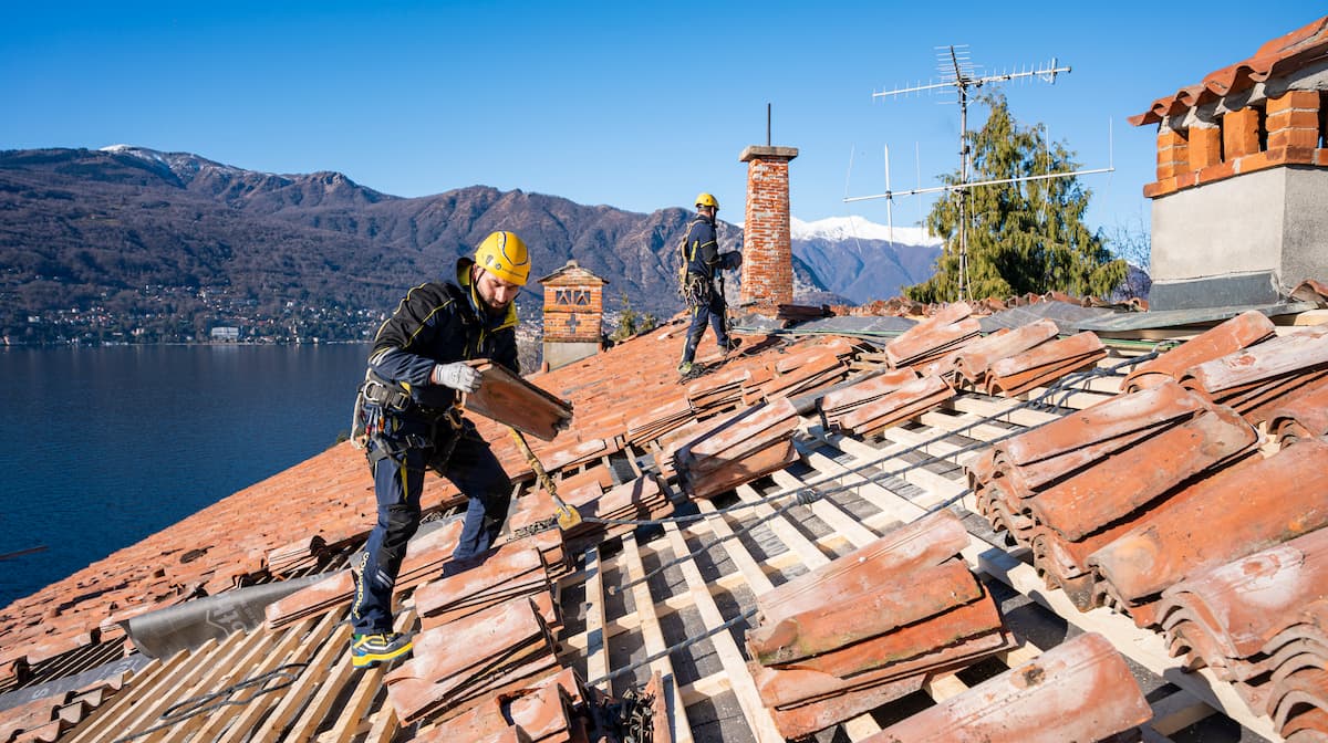 Realizzazione di un tetto ventilato in legno con Acrobatica all'isola Bella