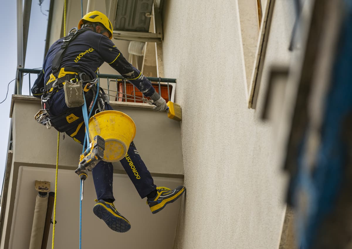 Esempio di zona critica come gli angoli con operaio acrobatica su fune durante un accorgimento