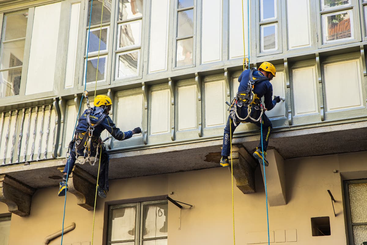 Chiudere il balcone con vetrata in condominio: quali permessi?