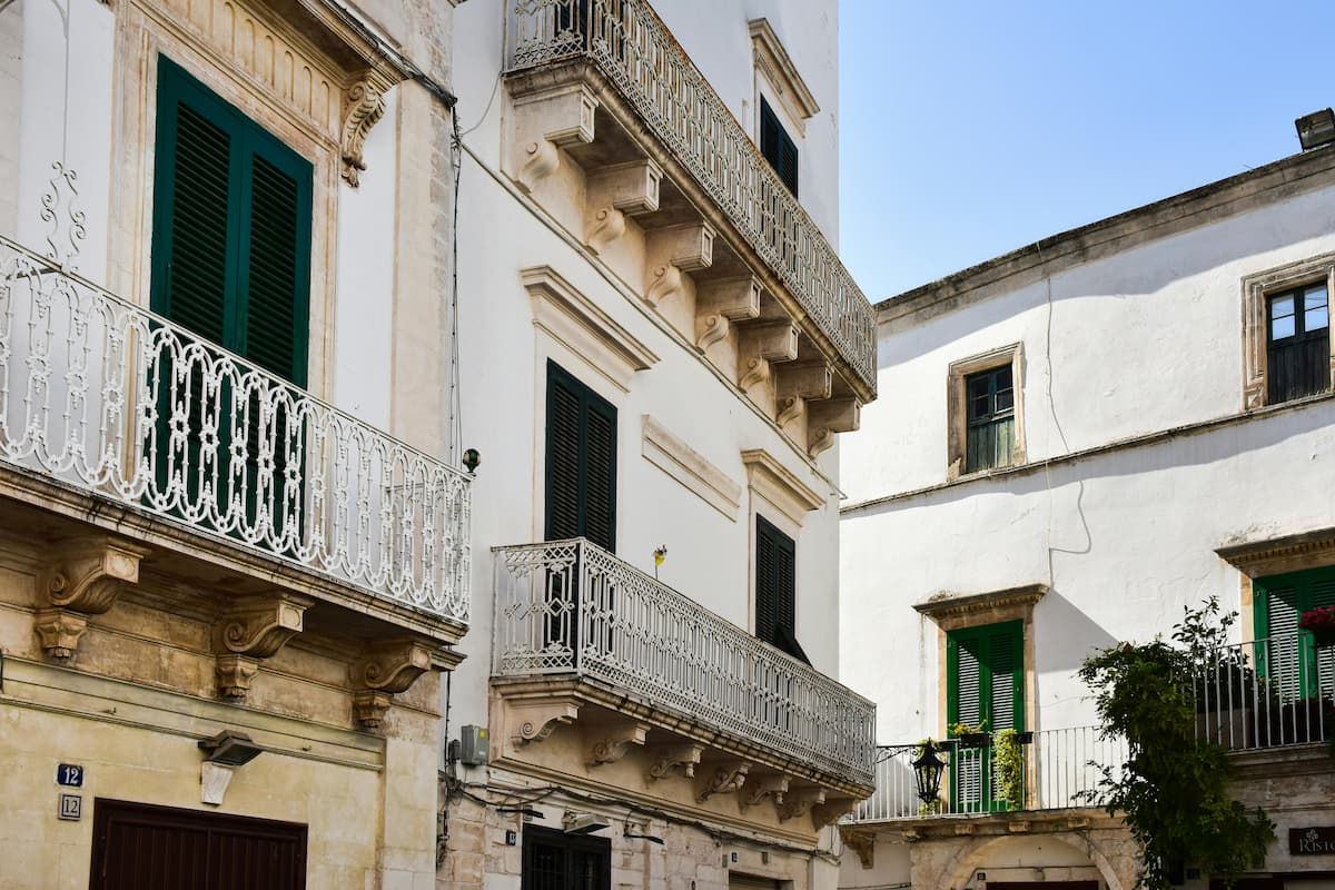 Balcone alla Vicentina vs padovana: immagine di balconi come esempio.