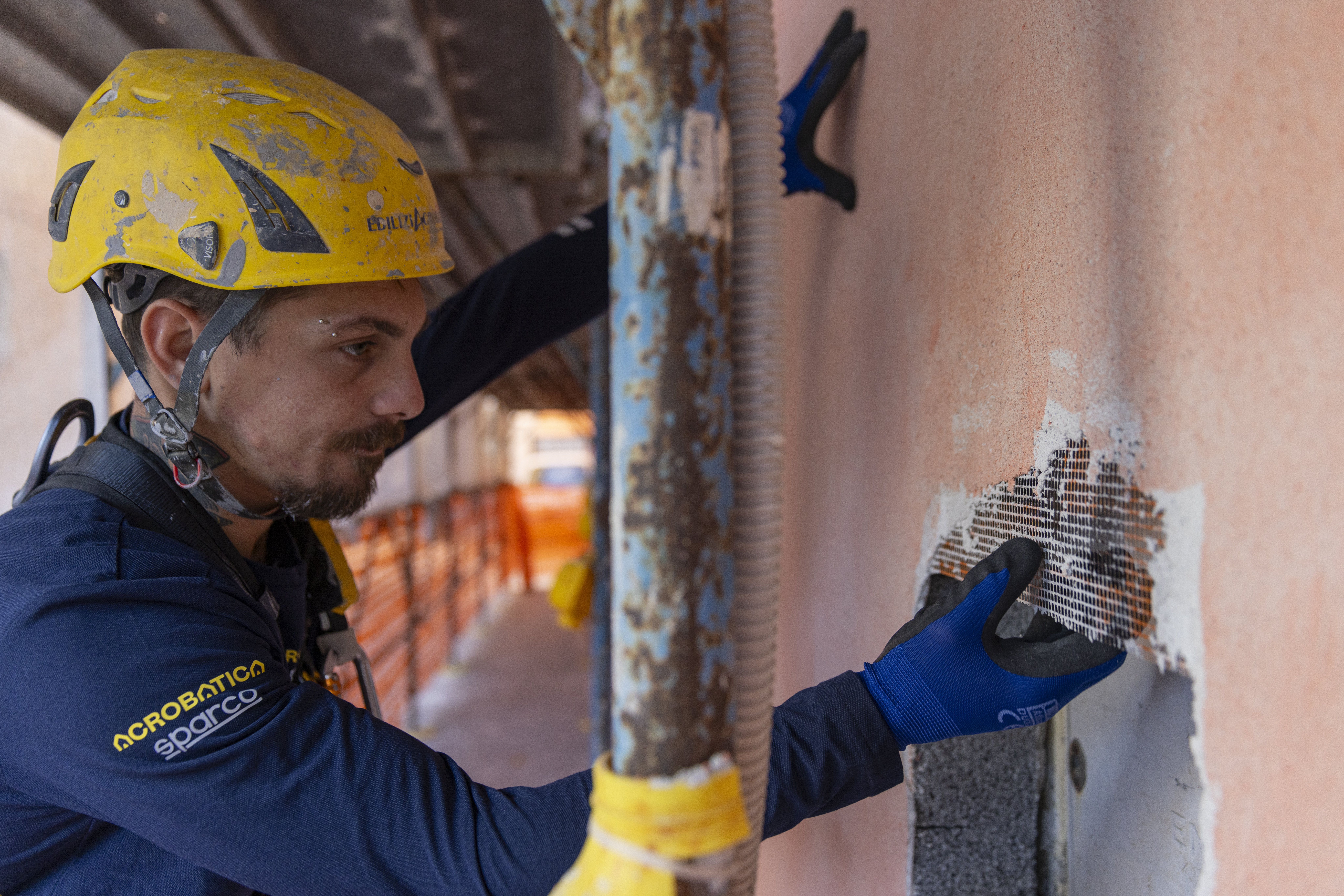 esempio di intervento cappotto esterno con operaio di Acrobatica