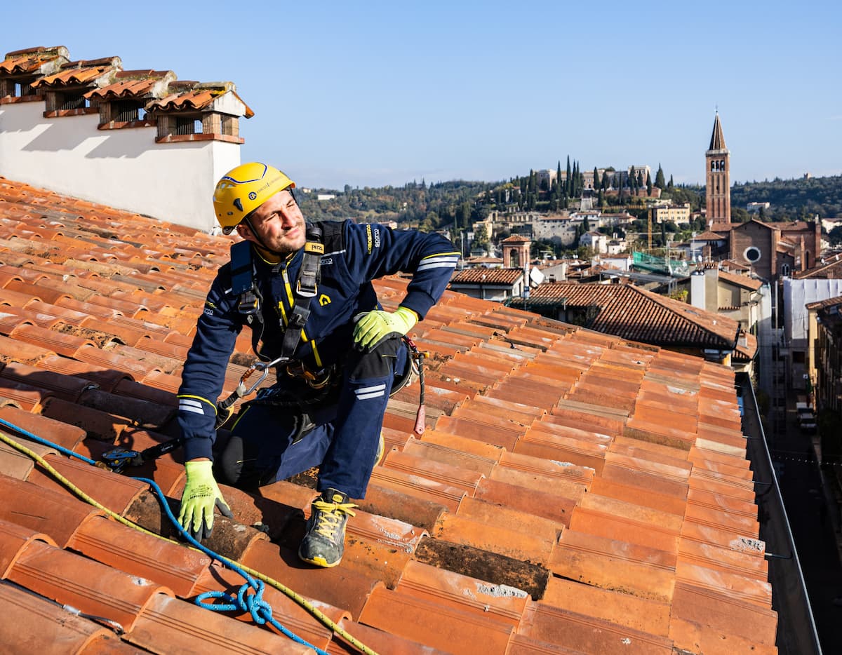 esempio di un intervento professionale su tetto con Acrobatica