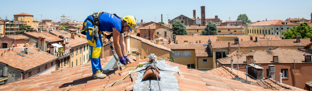 Ediliziacrobatica su tetto