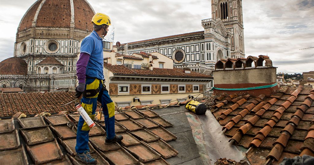 Ediliziacrobatica per riparare tetto