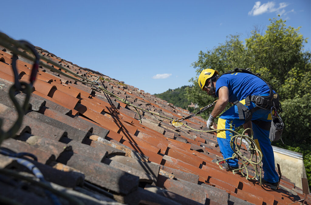 manutezione manto di copertura edilizia acrobatica