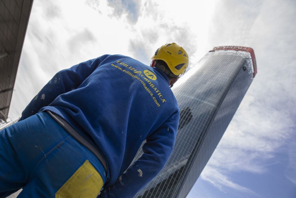 pulizia facciata tra torri Milano